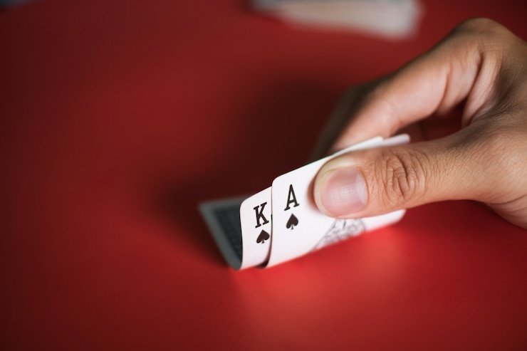 Suasana kasino online dengan dealer live dan pemain yang antusias